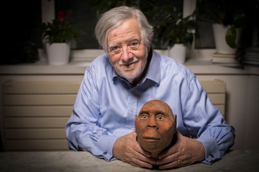 Yves Coppens con un modelo de Lucy.