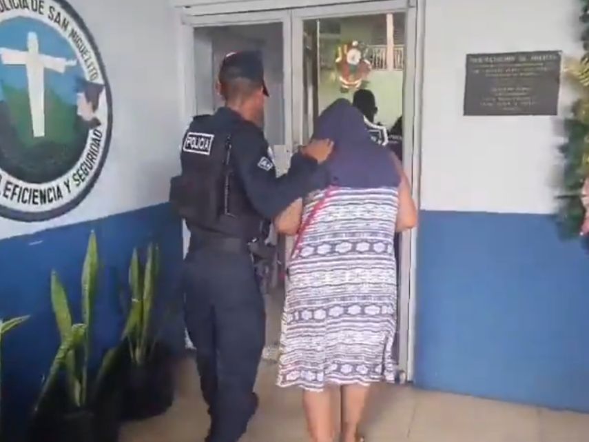 Unidad de la Policía Nacional junto a la adulta mayor