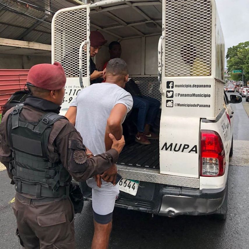 Policía de la Alcaldía de Panamá arresta a un “bien cuidado”.