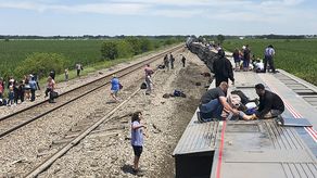 Tren se descarrila en Missouri tras chocar con camión