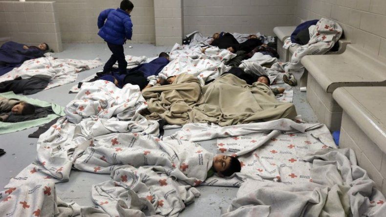 Niños migrantes, hacinados en celdas de concreto