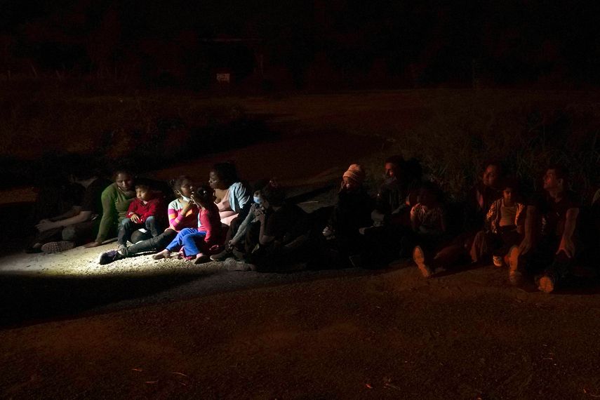 Migrantes se aferran a polémico plan de asilo de Trump
