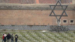 Sobrevivientes de Auschwitz participan en Día del Holocausto