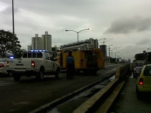 Químico sobre puente vehicular afecta vía Simón Bolívar