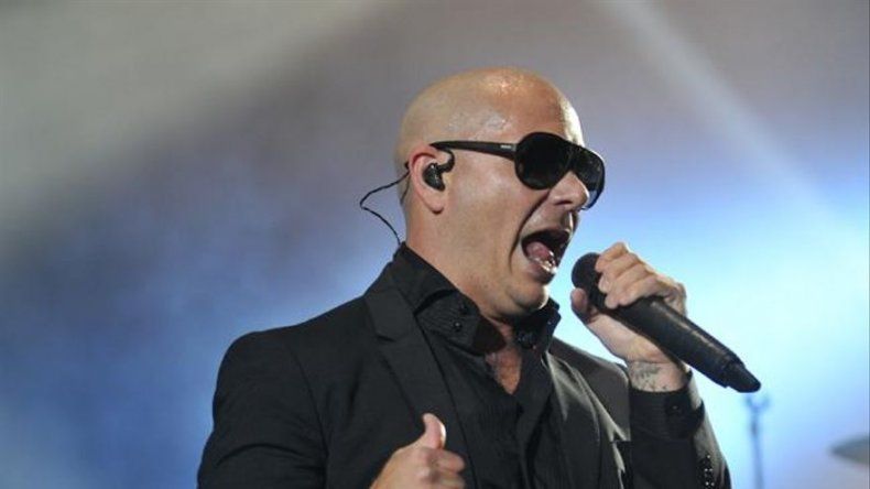Pitbull se rodea de amigos para encender gran noche de la lucha libre