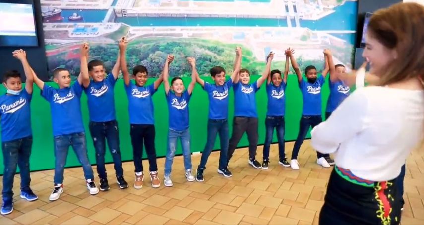 La canciller Erika Mouynes se reunió con los pequeños beisbolistas.