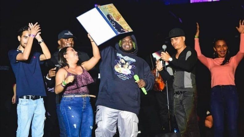Mi Cultura reconoció logros artísticos de Sech en su reciente concierto