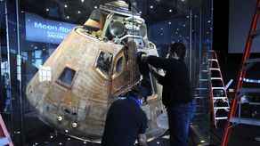 El protocolo cambió cuando los conservadores se dieron cuenta de que una nave construida para resistir las penurias del viaje espacial no llevaba bien el toque constante de los turistas, dijo Stewart.
