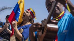 Arengas y cantos trasladan crisis de Venezuela a su embajada en Washington