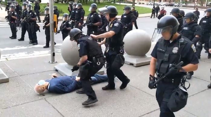 Se recupera hombre agredido por policía de Buffalo, cuya caída se viraliza