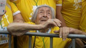 El papa se baja del papamóvil para saludar a una anciana ciega de 99 años