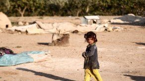 Miles de personas huyen de los bombardeos del régimen en el sur de Siria