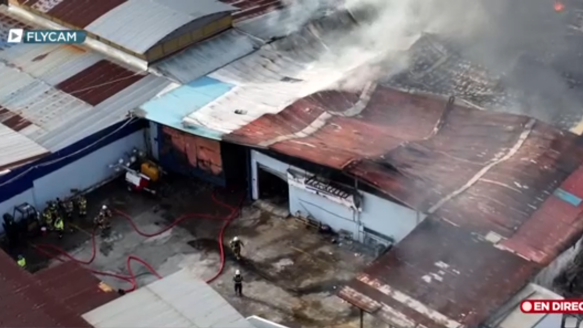 Incendio en Panamá Norte hoy: bomberos luchan contra fuego en depósito de Villa Grecia Incendio en Panamá Norte hoy: bomberos luchan contra fuego en depósito de Villa Grecia