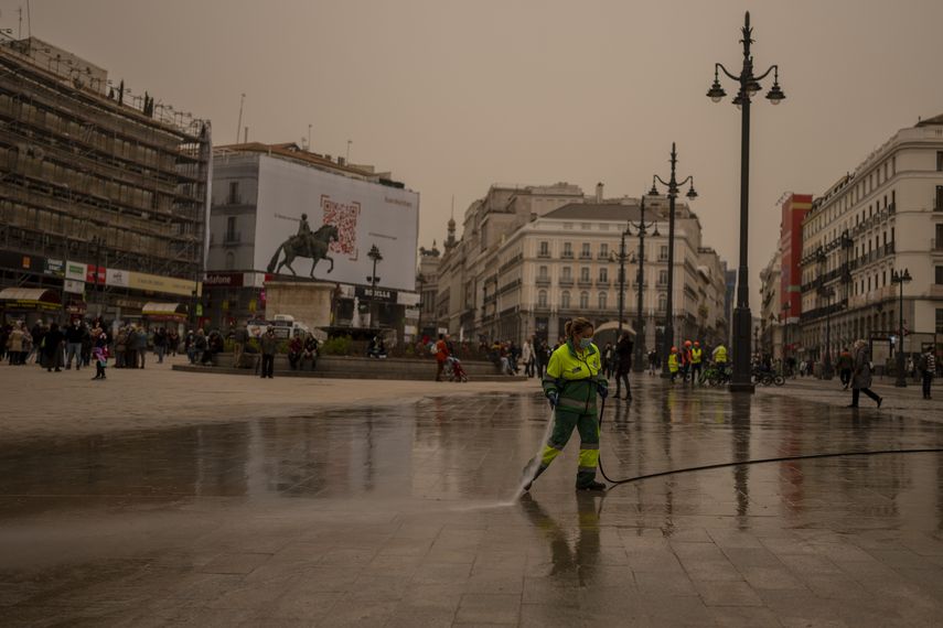 Nube de polvo del Sahara cubre España, llega a Portugal