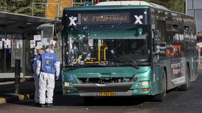 La policía dijo que las explosiones se produjeron en medio del bullicio del tráfico en hora pico y que cerraron parte de una autopista principal que sale de la ciudad.