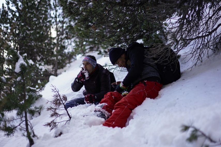 Los trabajadores humanitarios temen que los afganos más acostumbrados a las montañas y los peligros del invierno estén tomando rutas más peligrosas por la nieve que los migrantes de climas más cálidos.