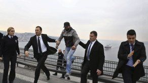 El presidente turco Erdogan disuade a un hombre de suicidarse