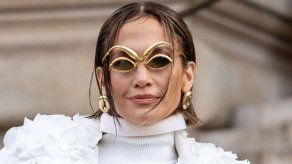 Jennifer López recibe fuertes críticas por no querer aceptar su edad.