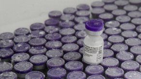 Pfizer anticipa ingresar este año 33,500 millones de dólares solo gracias a la vacuna.