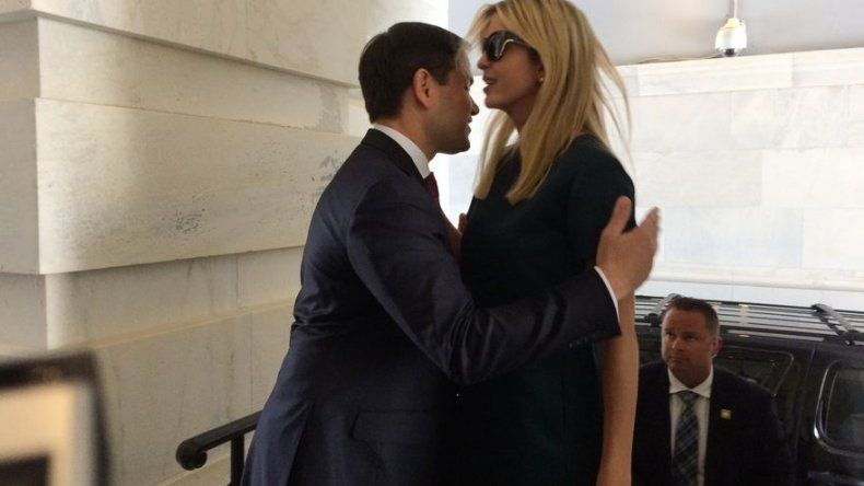 Marco Rubio bromea con foto de abrazo fallido a Ivanka Trump