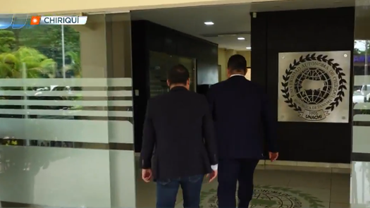 Abogados de Etelvina de Bonagas entregan su renuncia en la UNACHI. Abogados de Etelvina de Bonagas entregan su renuncia en la UNACHI.