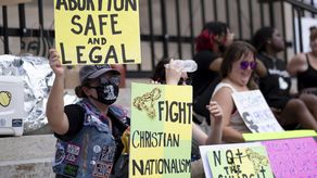 El juez McBurney dio su fallo en el marco de una demanda presentada en julio por médicos y grupos de defensores del derecho al aborto que pretendían anular la prohibición por múltiples motivos.