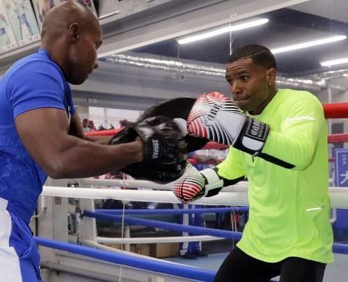 Panameño Jezreel Corrales cumple con entrenamiento público en Japón