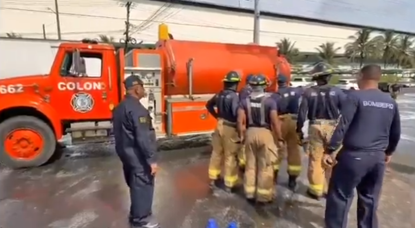 Bomberos atienden derrame de aceite en la Vía Randolph