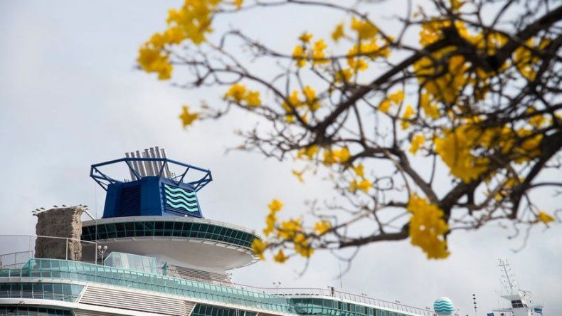 Un remodelado crucero Zenith, de la española Pullmantur, surca el mar Caribe