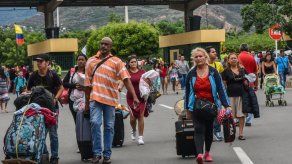Cerca de 20 camiones cargados de perniles cruzan frontera colombo-venezolana