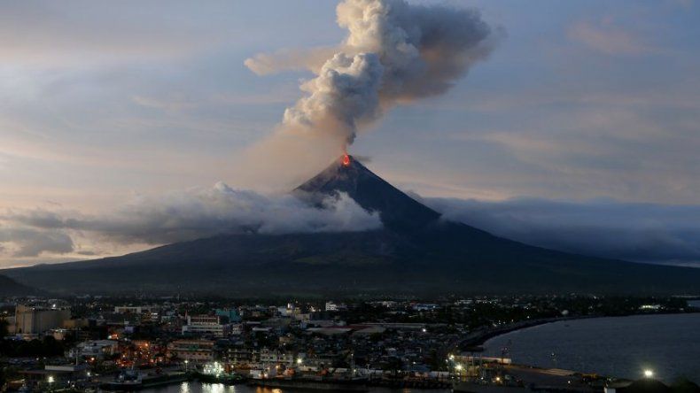 Proponen desalojo permanente alrededor de volcán filipino