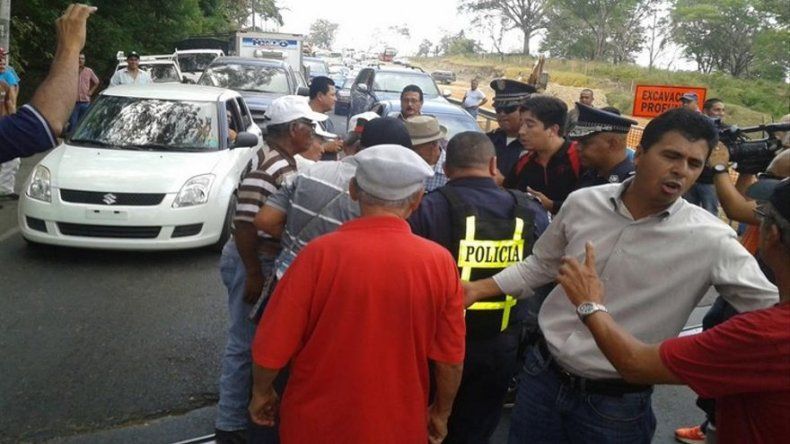 Jubilados protestan en la 5 de Mayo, insisten en aumento