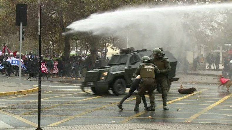 Marcha de estudiantes chilenos termina en enfrentamientos con la Policía