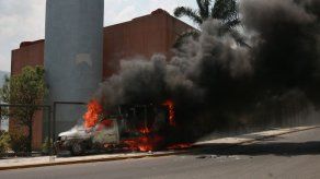 Queman autos en Guerrero tras marcha por estudiantes mexicanos