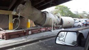 Carga de un camión cae sobre otro auto en vía Transístmica