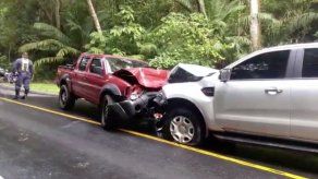 Colisión frontal en Camino Forestal deja dos personas heridas