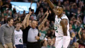 Celtics vence 117-101 a 76ers de la mano de Rozier y Tatum