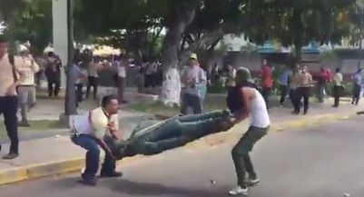 Videos virales muestran destrucción de estatua de Chávez en protestas
