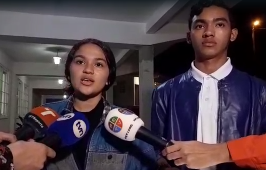 Jóvenes que participaron como observadores en la mesa única de diálogo.