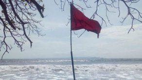 Colocan bandera roja en todas las playas del Pacífico por fuertes oleajes y mareas altas