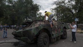 Rebeldes derriban avión en Ucrania; 49 muertos