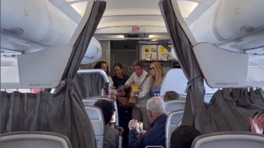 Carlos Baute y Marta Sánchez le cantan a pasajeros en pleno vuelo con turbulencias
