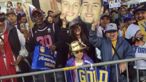 Warriors festeja título de NBA con desfile en Oakland