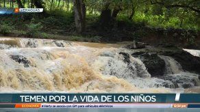 Moradores de Los Algarrobos piden la construcción de un puente ante peligrosa corriente de un río