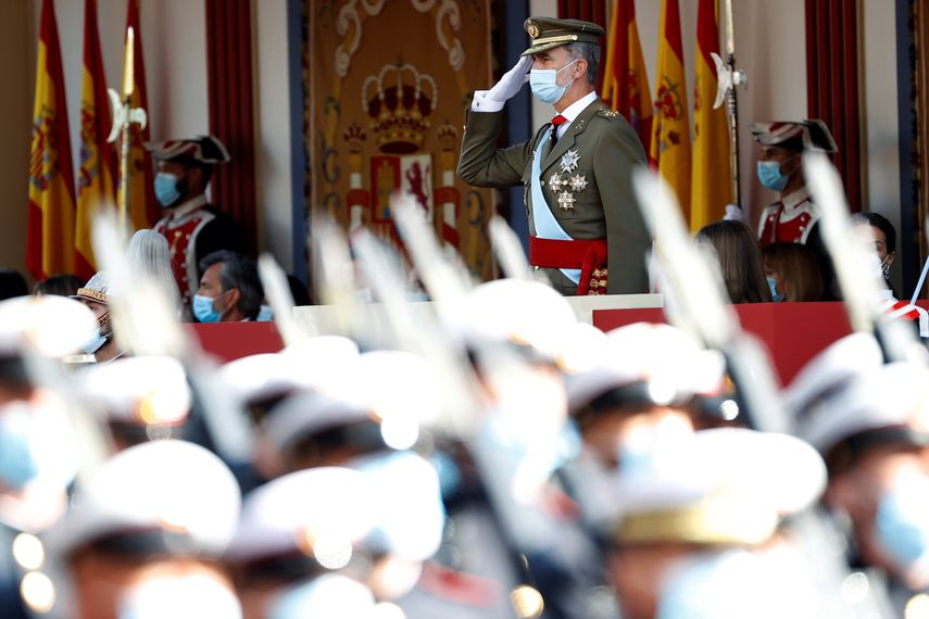 El rey Felipe VI preside el desfile militar del 12 de Octubre en el Paseo de la Castellana de Madrid para festejar este martes el Día de la Fiesta Nacional.&nbsp;