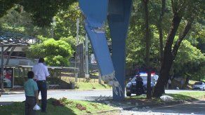 Cierran la vía y realizan desvíos tras choque de camión contra puente peatonal del Complejo Hospitalario