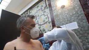 Un hombre es vacunado en el centro de vacunación de Amalienbad en Viena, Austria.