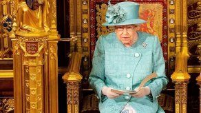 La reina de Inglaterra asiste a la Misa de Navidad con Andrés y sin Felipe