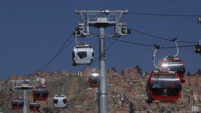 Pintan de balón a cabinas de teleférico boliviano