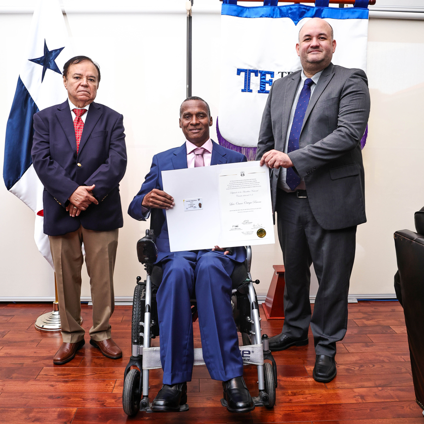 Luis Omar Ortega recibe credencial como diputado